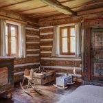 spálňa v drevenici s tradičným dobovým zariadením, maľovaná skriňa