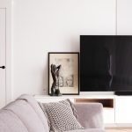 obývačka so sivou sedačkou a televízorom