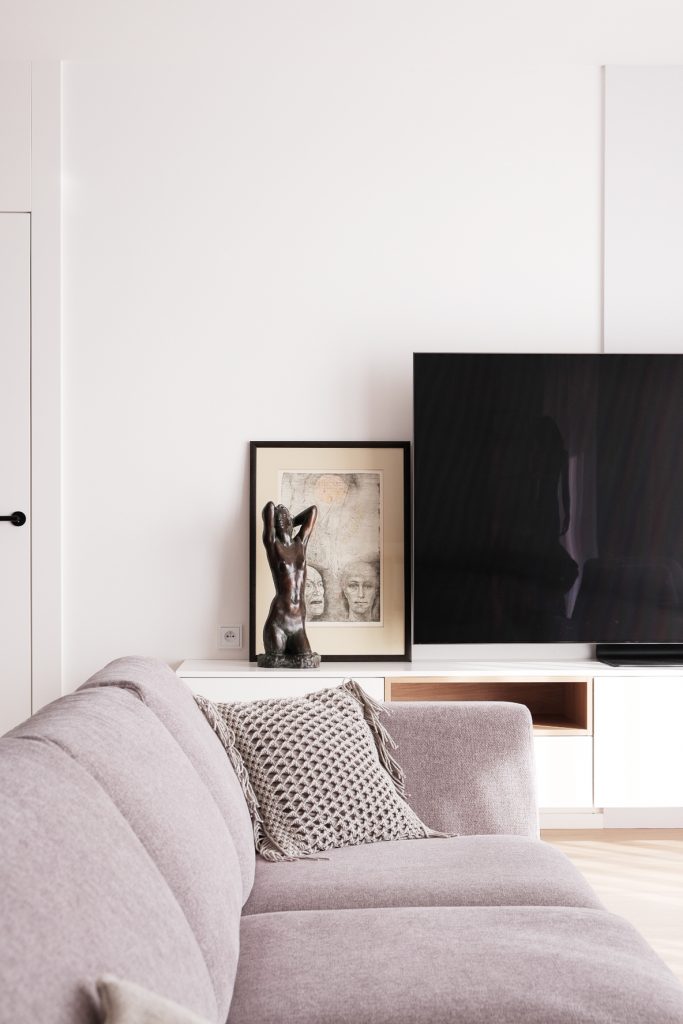 obývačka so sivou sedačkou a televízorom