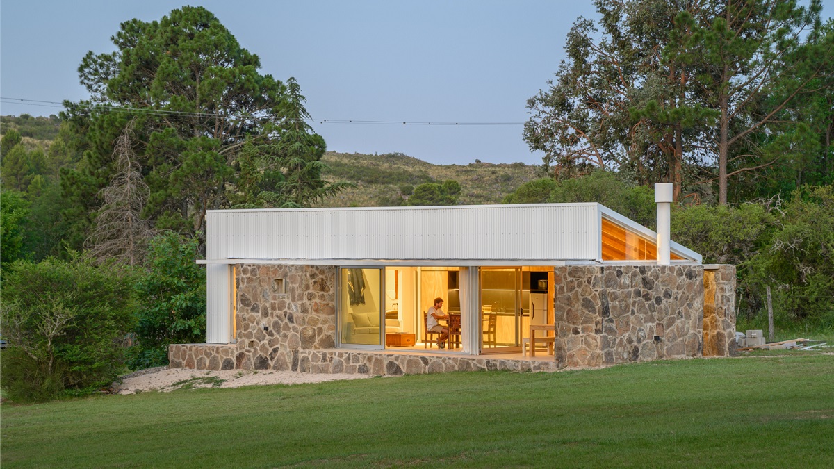Modulárny dom s výhľadom na hory navrhli architekti z ateliéru Set.ideas. 