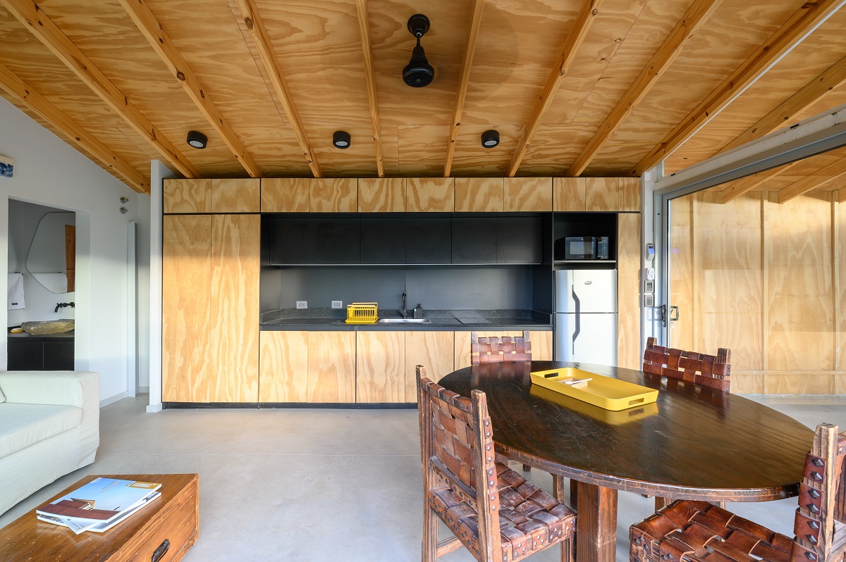interier modularneho domu s prepletanými stoličkami
