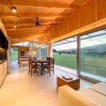 kuchyňa v modulárnom dome s dreveným interiérom