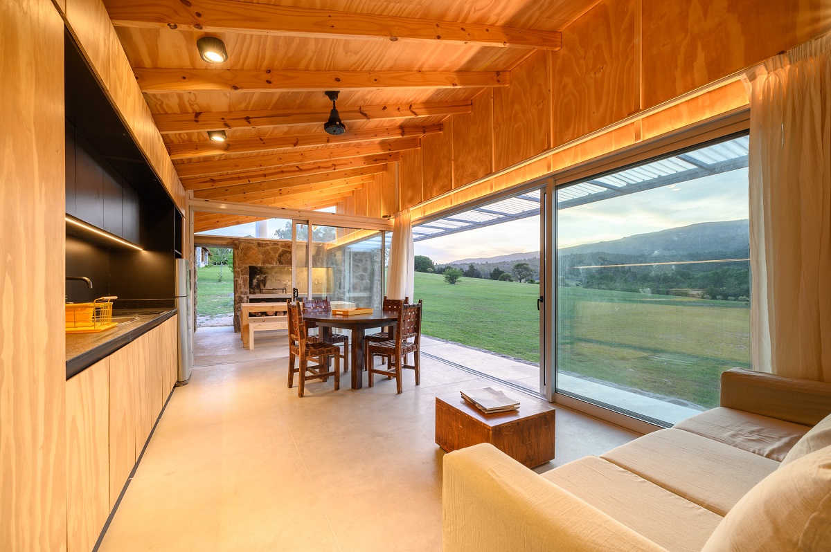 kuchyňa v modulárnom dome s dreveným interiérom