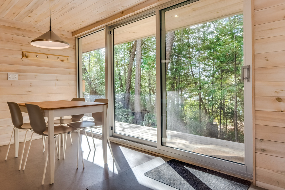 interiér drevenej mikrochatky s veľkými oknami