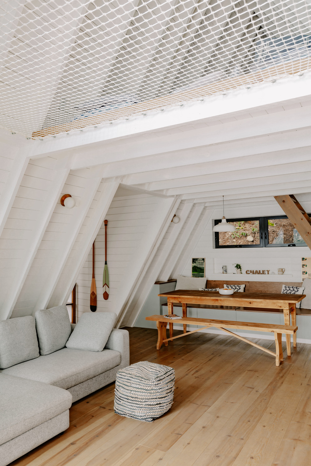 Architekti v interiéri skombinovali viaceré jemnejšie tóny v odtieňoch bielej, šalviovej a svetlého dreva.