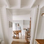 drevená podlaha a biele steny obložené drevom v horkej chate