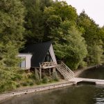 Chata v tvare A s drevenou terasou pri jazere