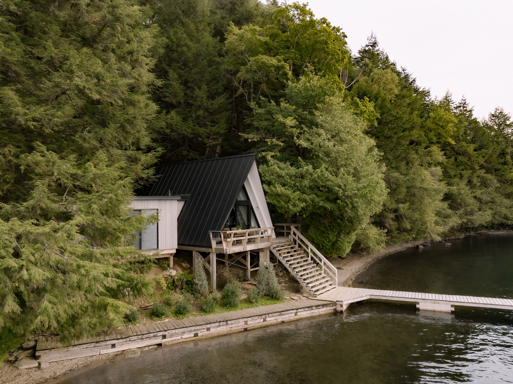 Chata v tvare A s drevenou terasou pri jazere