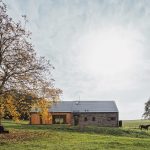 dlhý vidiecky dom v jesennej prírode