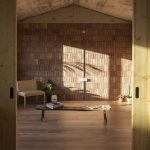 obývačka so surovými tehlovými stenami a drevenými posuvnými dverami