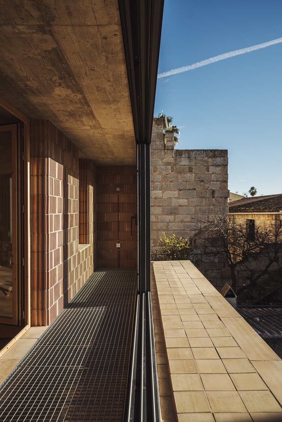 Španielski architekti zo spoločnosti NORA studio dostali za úlohu navrhnúť rodinný dom na predĺženom prísne ohraničenom pozemku. 