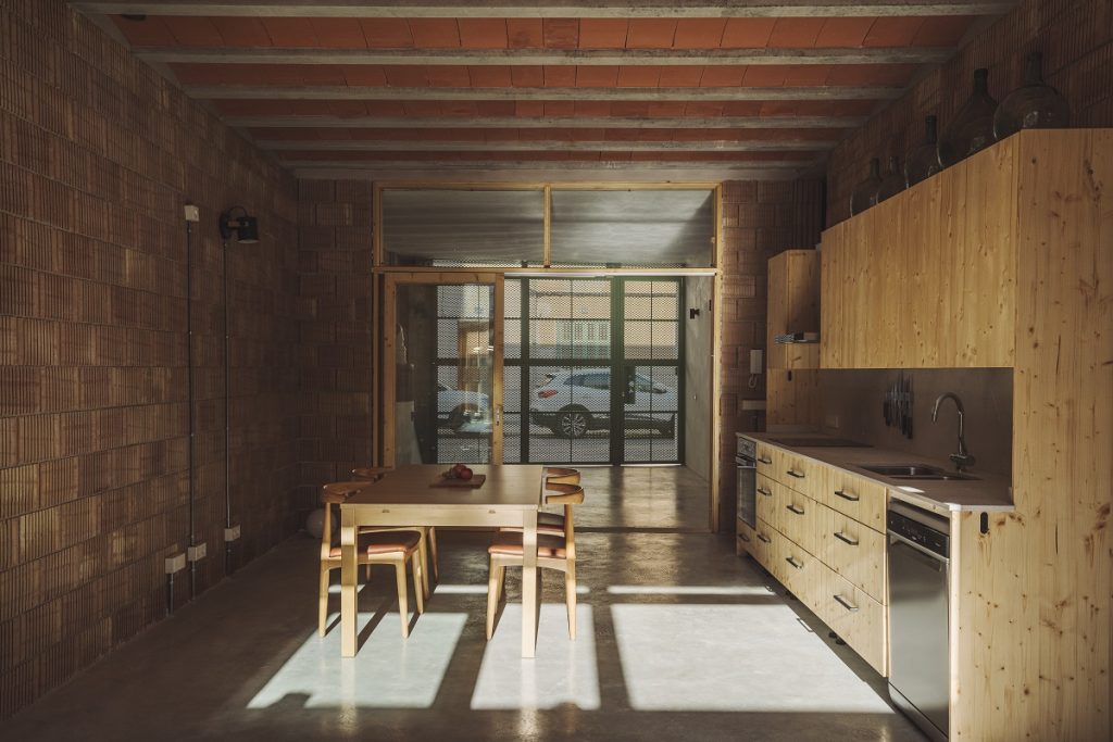 kuchyňa v domez priznaných materiálov, tehla drevo kov