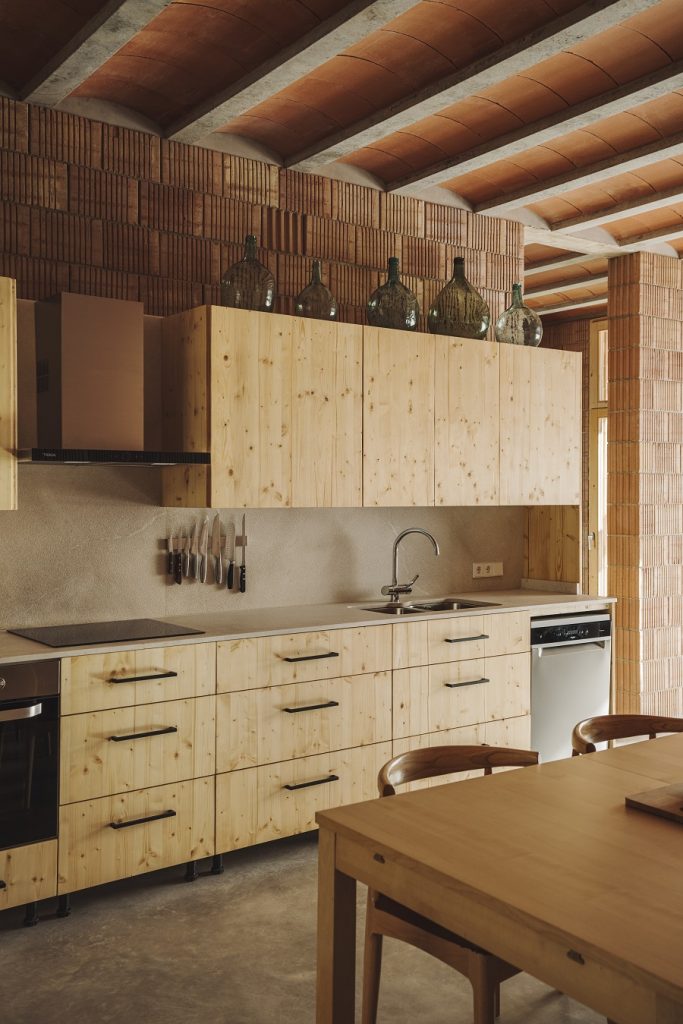 kuchyňa s priznanými tehlovými stenami a drevenou linkou