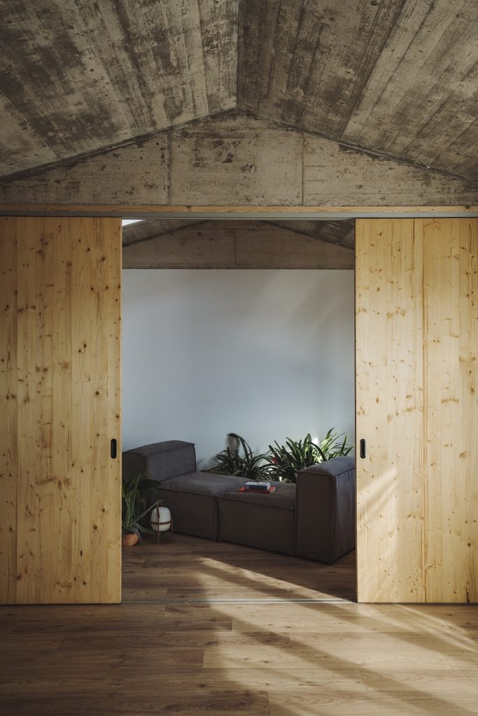 pohľad cez drevené posuvné dvere do obývačky