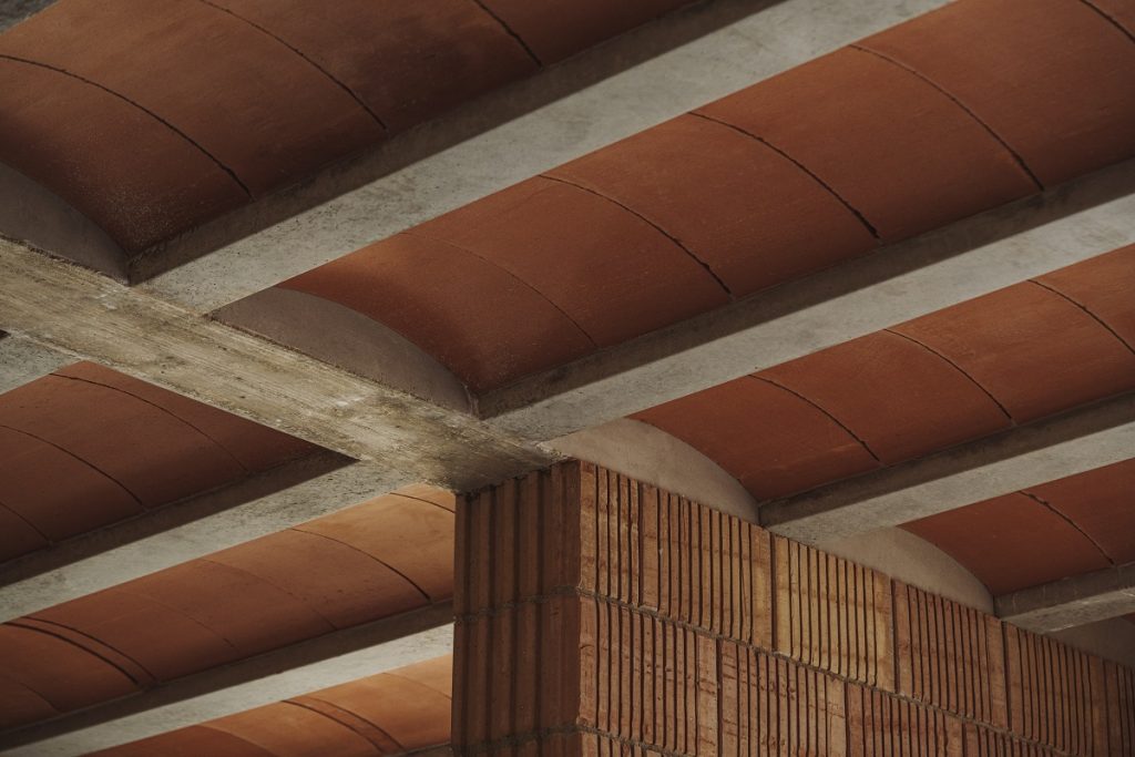 detail stropu s betónovými trámami