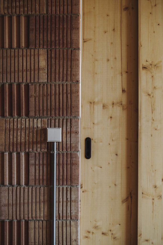 detail drevených dverí