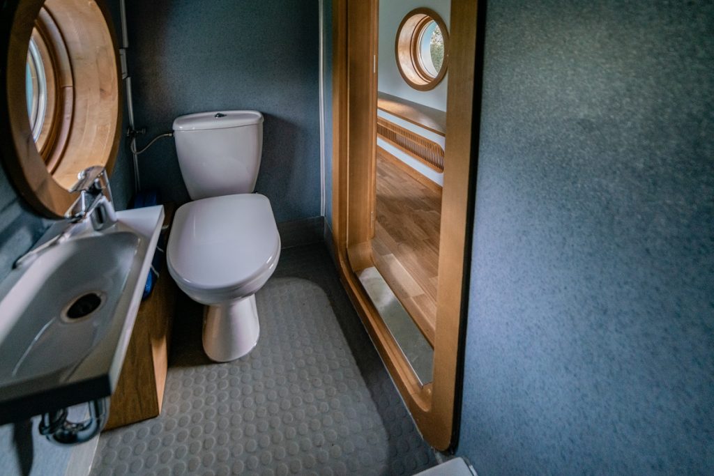WC s interiérom ako v retro lietadle