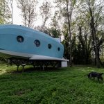 dom v tvare modrého detského lietadla