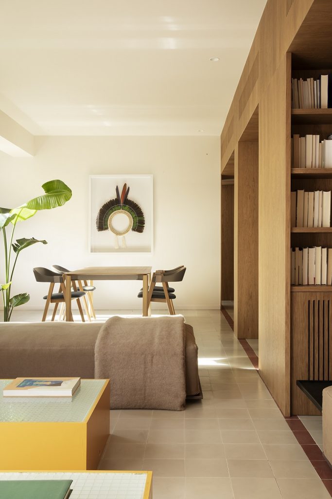 obývačka s rastlinou, knižnicou, sivou sedačkou