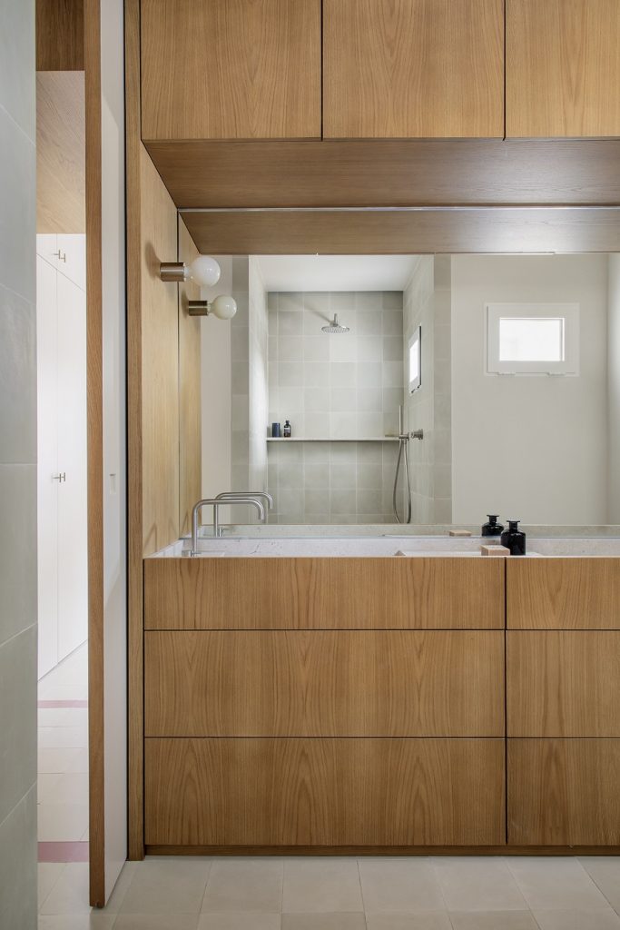 kúpeľňa s dreveným obkladom