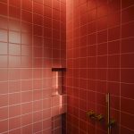 detail červenej kachličkovej steny v kúpeľni