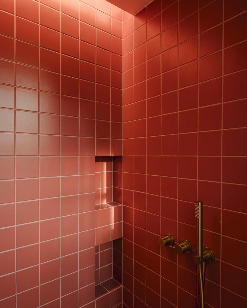 detail červenej kachličkovej steny v kúpeľni