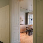 Pohľad z chodby do kuchyne cez dvojkrídlové dvere