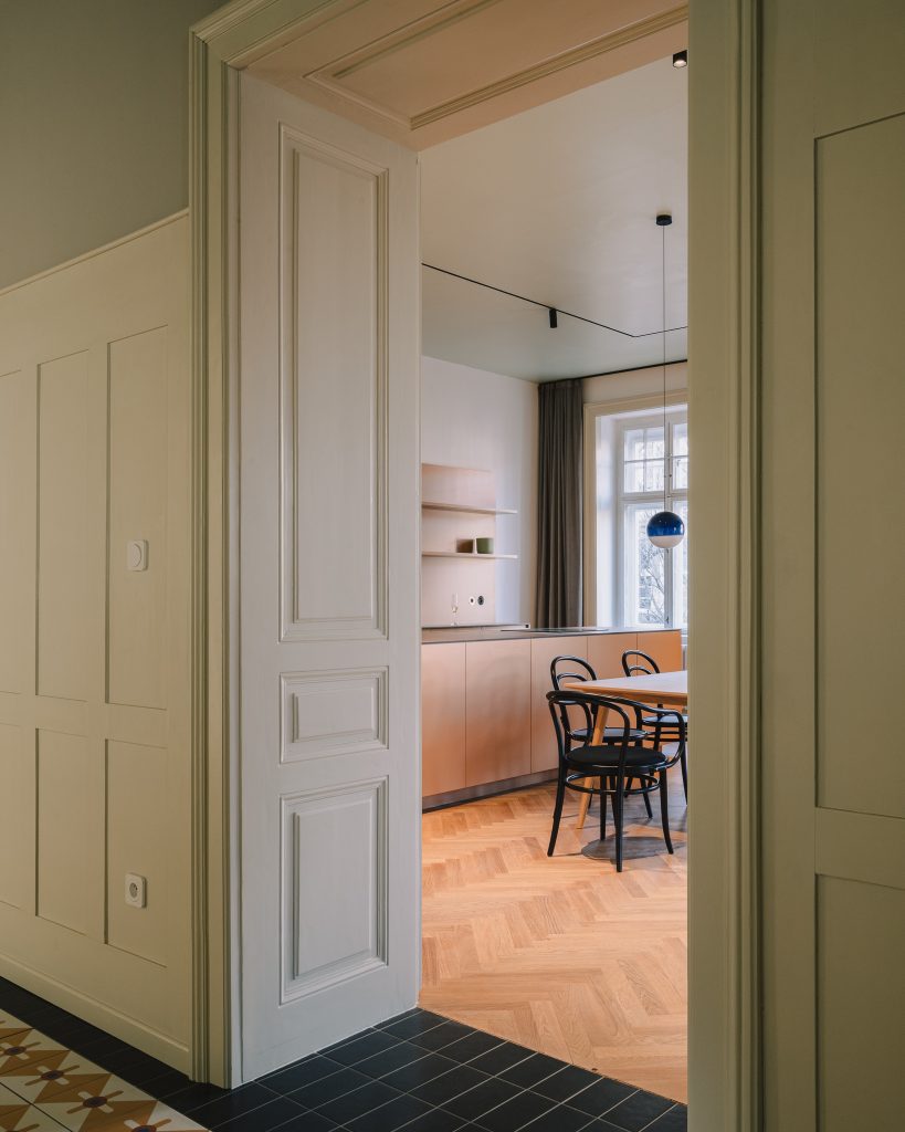 Pohľad z chodby do kuchyne cez dvojkrídlové dvere