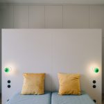 Spálňa so žltými vankúšmi na posteli