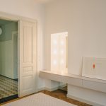 otvorené biele historické dvere a vstavaný nábytok