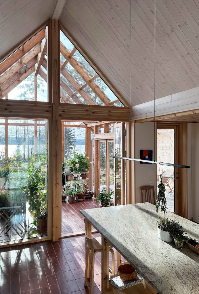 pohľad z kuchyne do zimnej záhrady cez sklenenú stenu