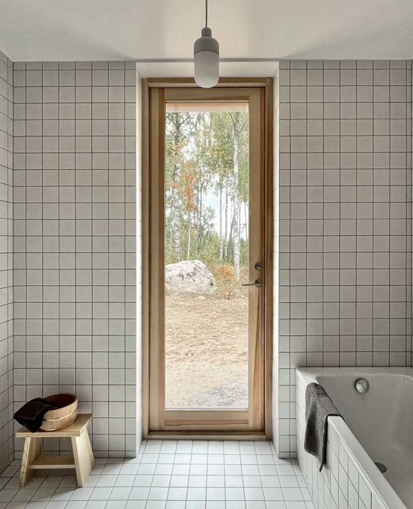 kúpeľňa s bielymi obkladačkami a čiernymi škárami, úzke dlhé okno