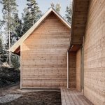 Drevený dom so štítovou strechou vo Švédsku