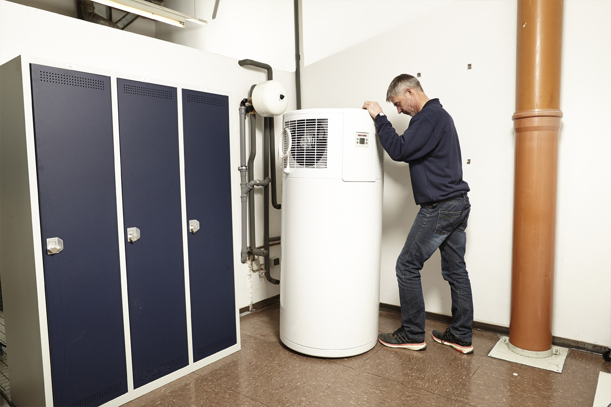 Tepelné čerpadlo na ohrev teplej vody od STIEBEL ELTRON s kompaktnou konštrukciou sa dá uviesť do prevádzky s minimálnymi nákladmi na inštaláciu.