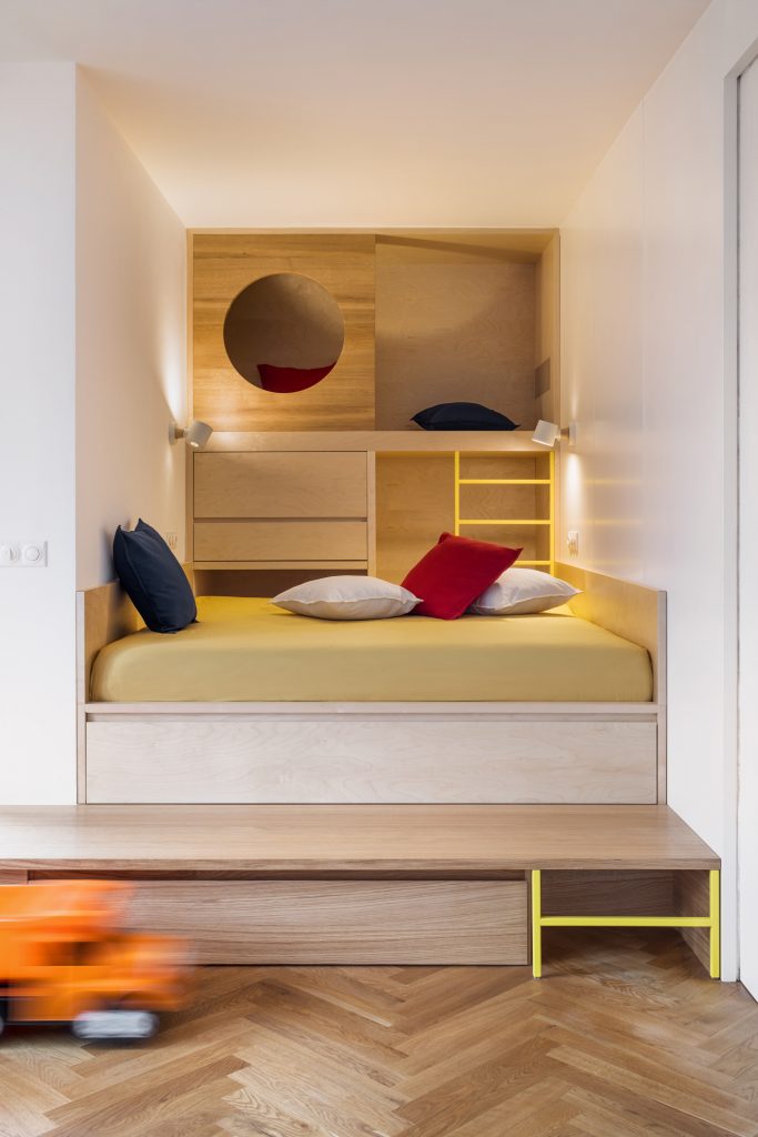 posteľ a priestor na hranie pre deti