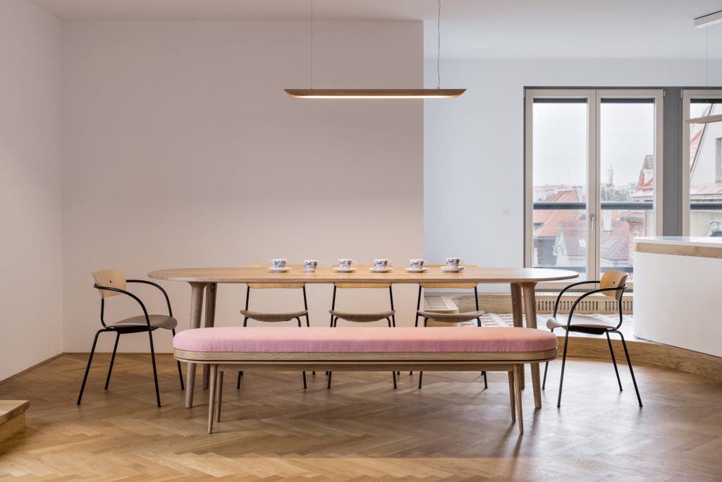 drevený jedálenský stôl so stoličkami a ružovou lavicou