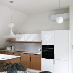 Kuchyňa v podkroví, biela a hnedá farebnosť