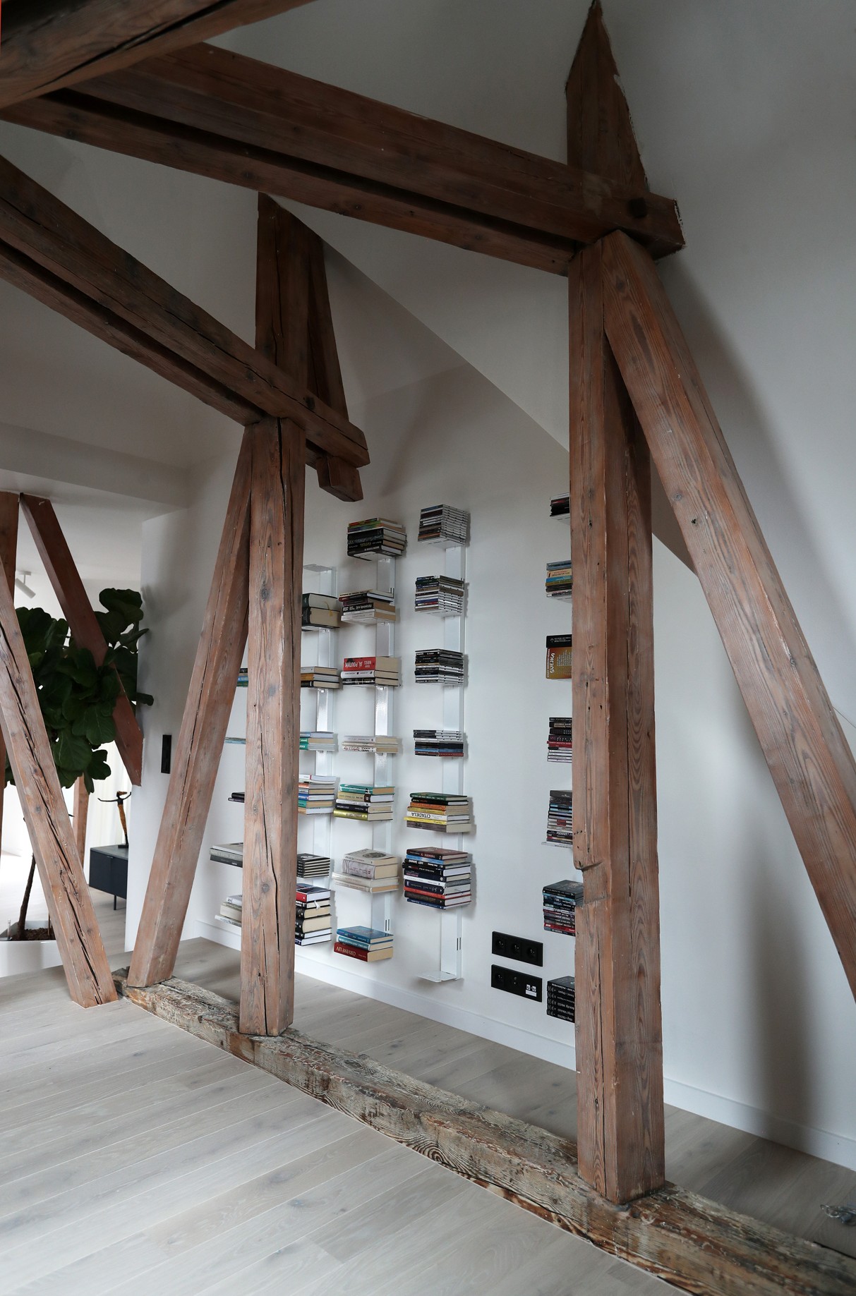 Trámy architektka využila  na skrášlenie interiéru.