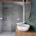 sprchocací kút a zrkadlo v kúpeľni so sivou a zelenou stenou