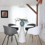 okrúhly jedálenský stôl so stoličkami bielej a sivej farby