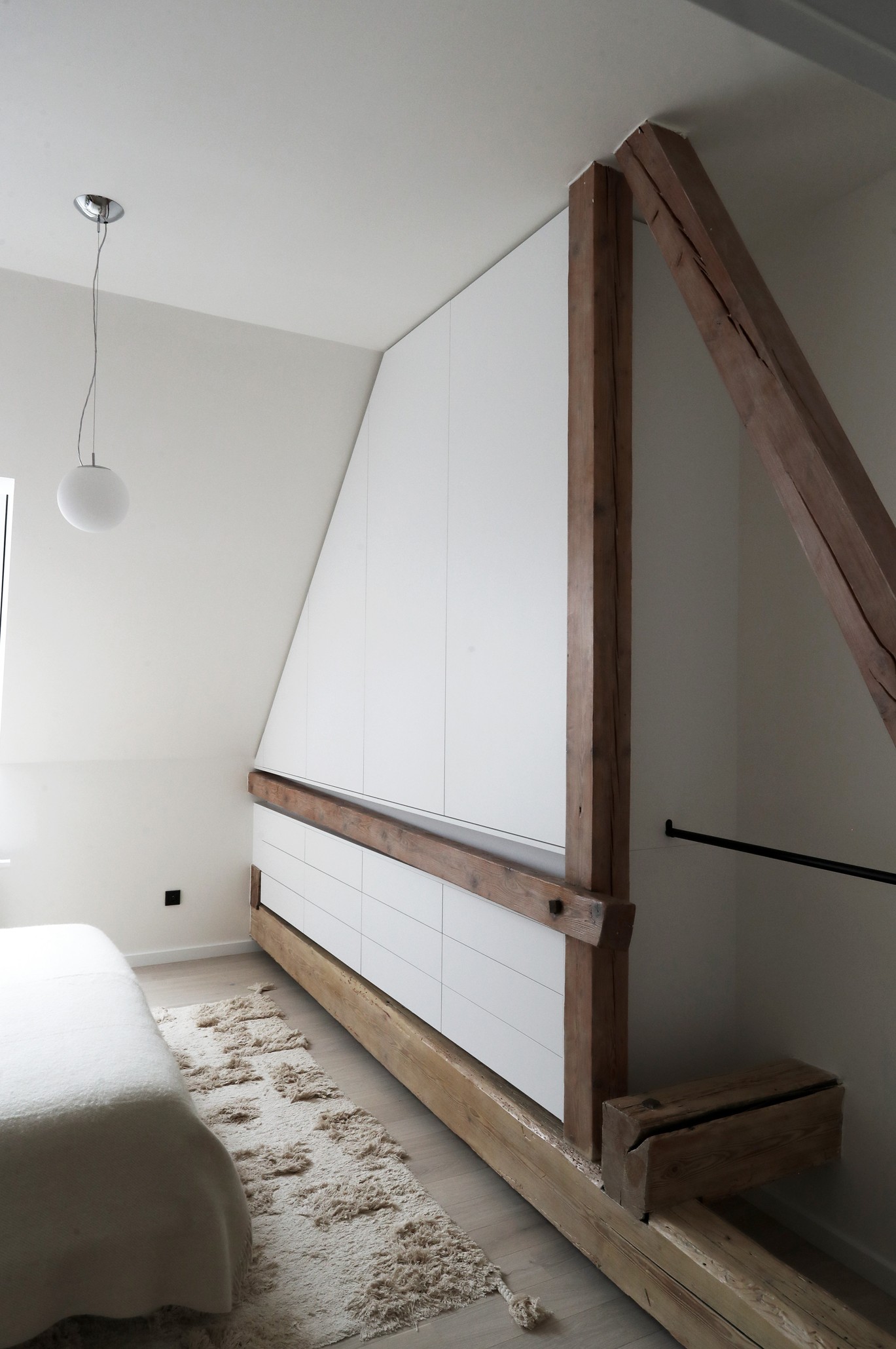Architektka: Trámy som sa rýchlo naučila využiť vo svoj prospech, napríklad pri vstavanej skrini v spálni.