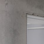 sivý roh steny nad dverami