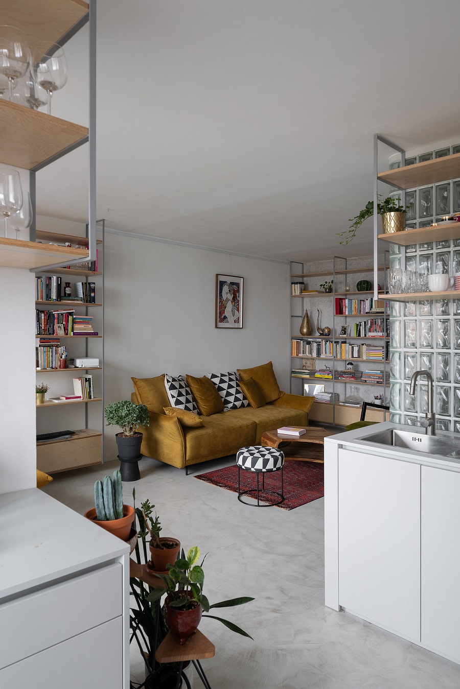 Architekti navrhli všade preglejkový nábytok.