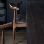 detail stola a stoličky zboku