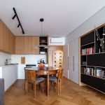 kuchyňa a obývačka s vintage stolom, dubovou parketovou podlahou so vzorom stromčeka