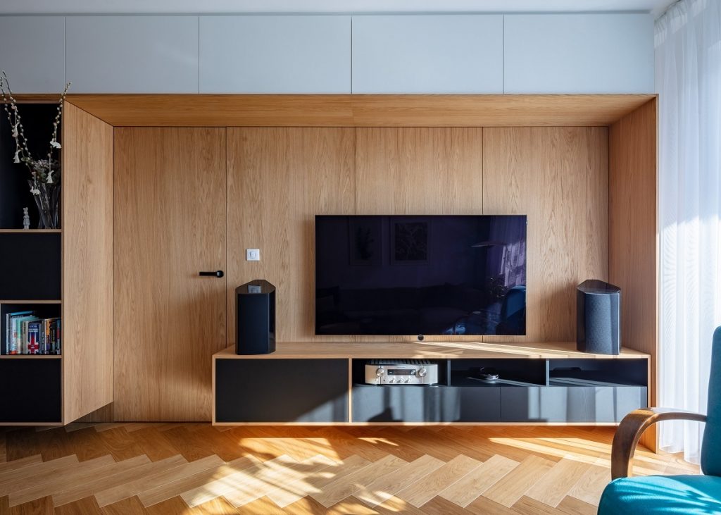 obývačková stena s televízorom a parketovou podlahou