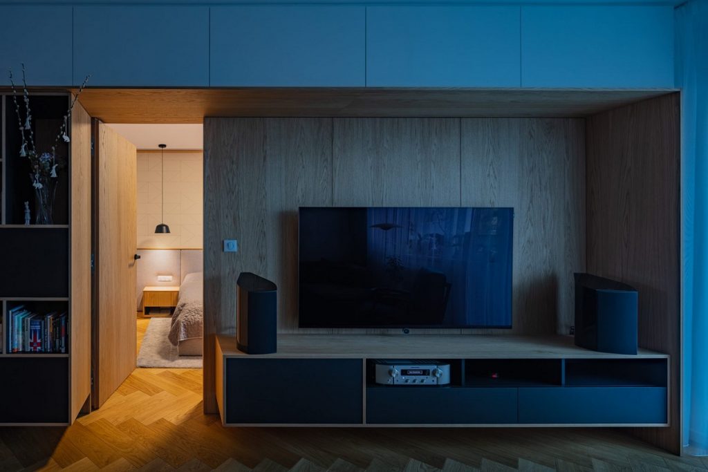 obývačková stena s TV v tme