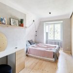 Spálňa s manželskou posteľou, toaletným stolíkom so zrkadlom a dierkovanou drevenou stenou šatníka