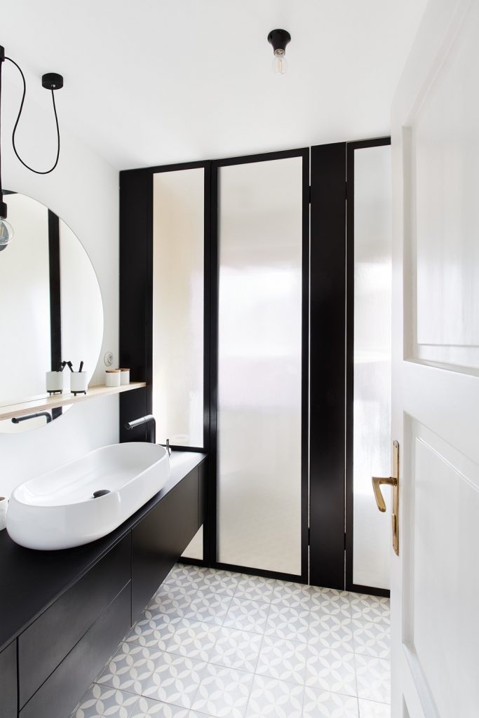 Kúpeľňa s umývadlom oddeleným od sprchovacieho kúta matnou presklenou stenou