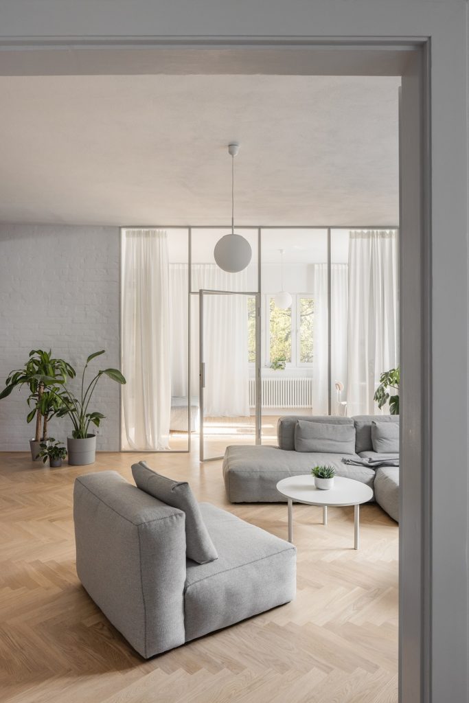 obývačka so sivou sedačkou